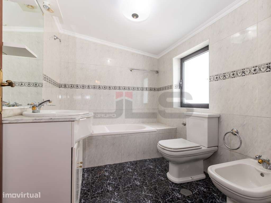 Moradia T4+1 com Dupla Cozinha e Vista Mar - Potencial de Investime...-24