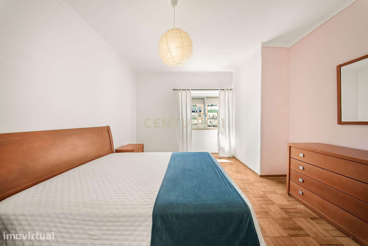 Moradia T4 com Churrasqueira, Jardim e Garagem – Excelente Exposição S-8