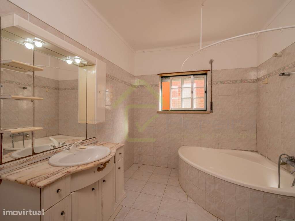 Moradia T2+2 com piscina e Vista Mar em Localização única-13