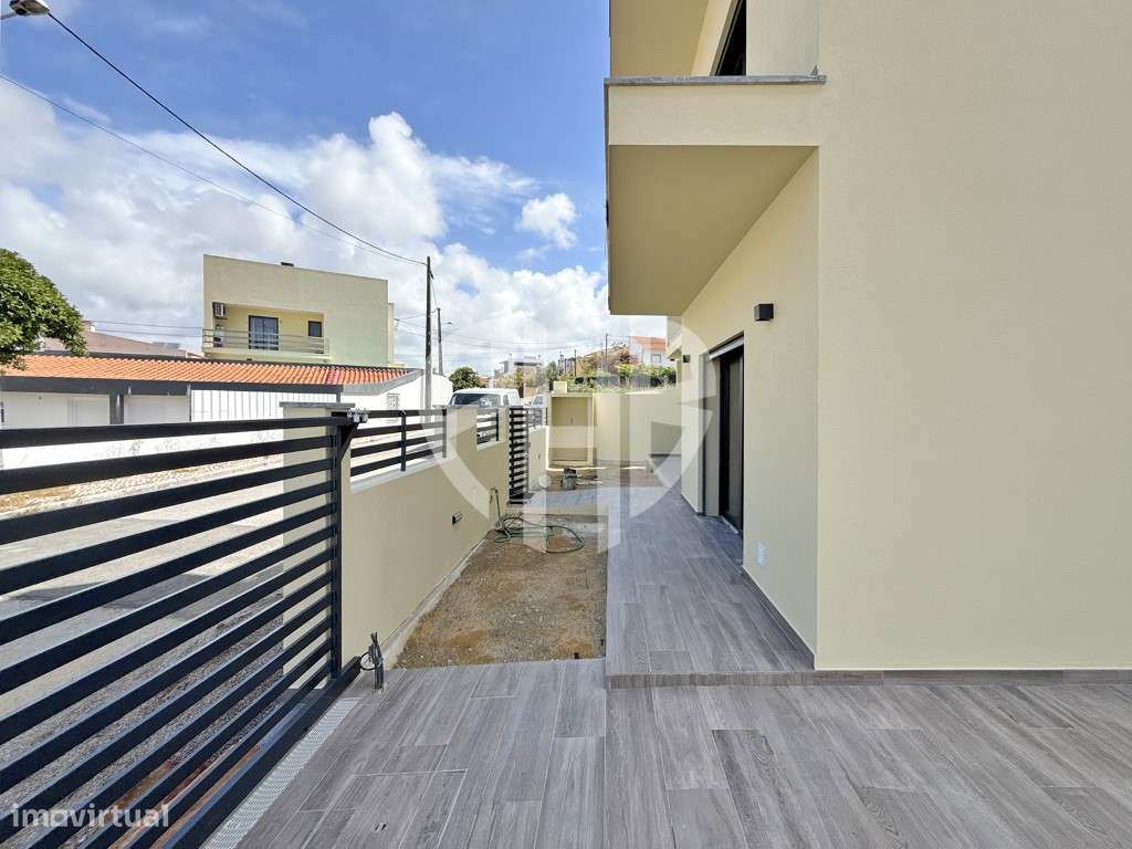 Moradia de Luxo T4 C/ Piscina e Box // Em Construção-3