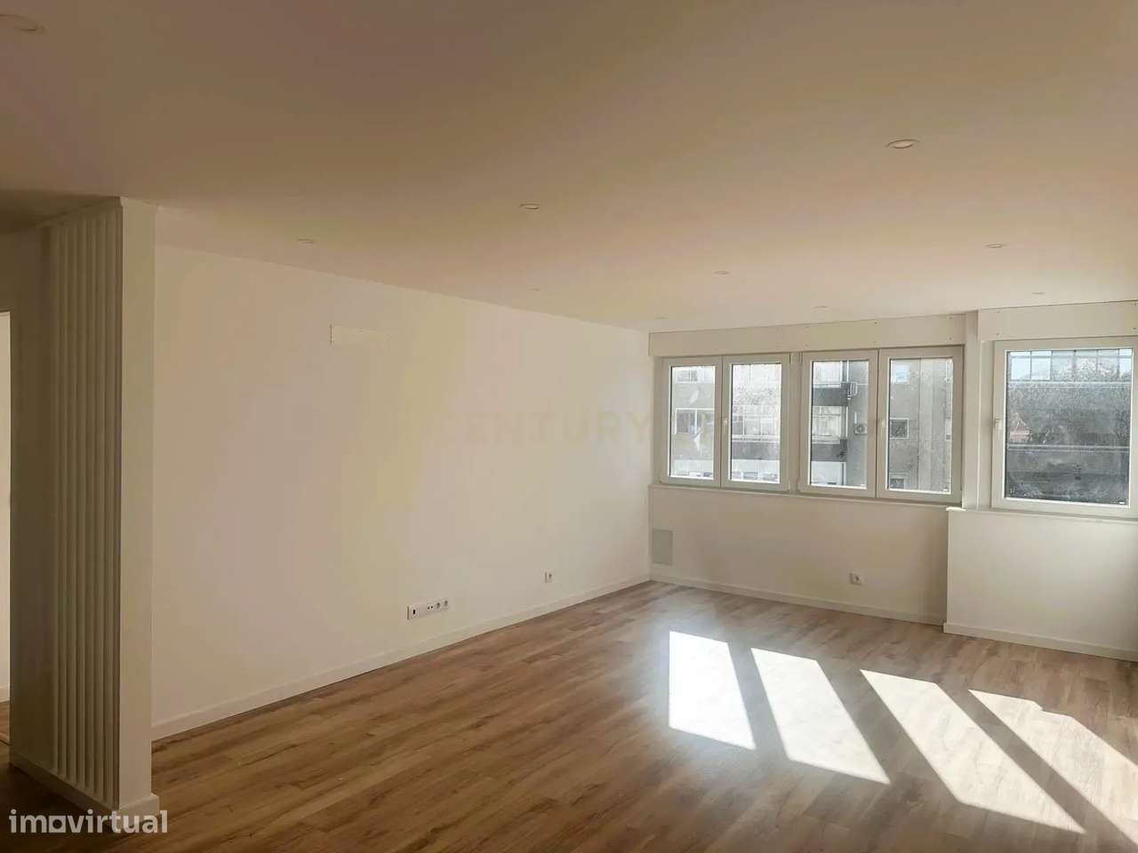 T3 TOTALMENTE REMODELADO NO CENTRO DO LUMIAR - Grande imagem: 3/24