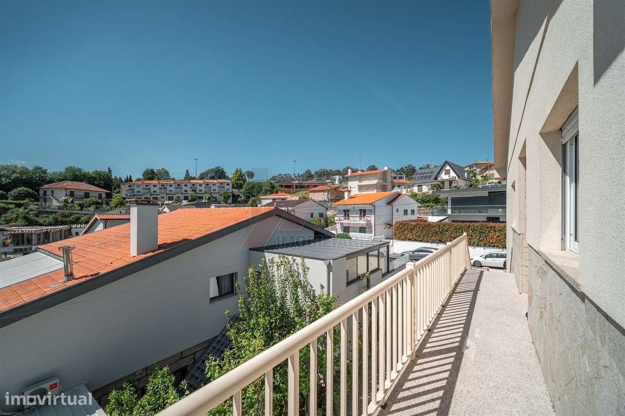 Moradia Espaçosa com 3 Habitações Independentes, Garagens e Terreno –-17