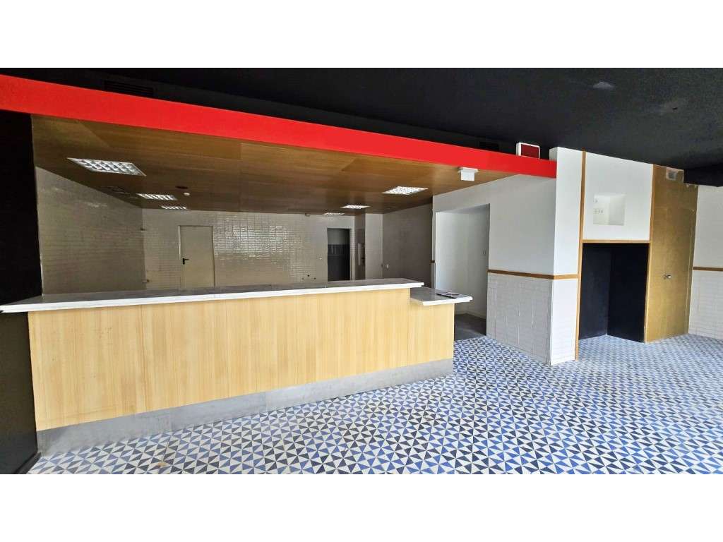 Loja com 2 pisos no coração do Porto - Grande imagem: 4/12