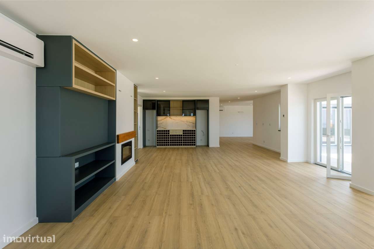 Moradia T6 com Piscina, Vista Mar e Terreno de 3.920 m² | Azoia, Sintr-34