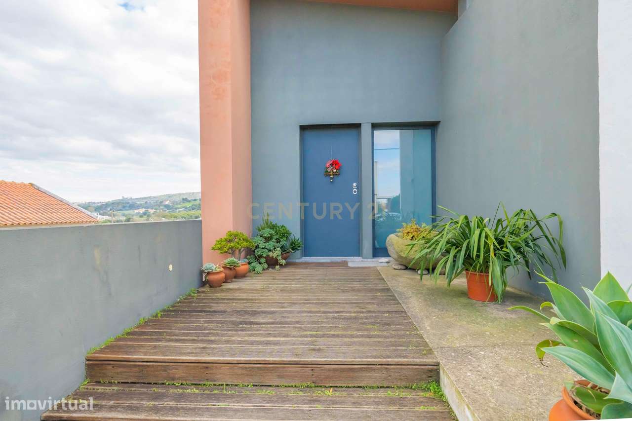 Moradia T5 Isolada, com Dois Pisos, Elevador e Terraço, com 800m2 de T - Grande imagem: 2/57