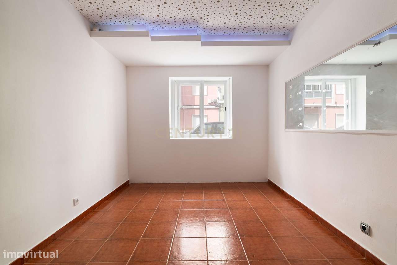 Apartamento T2+1 com Terraço no Centro de Odivelas-12