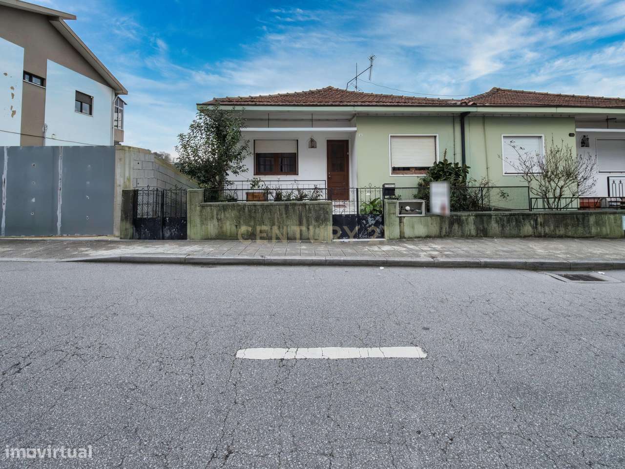 Moradia T3 em Ermesinde com Grande Quintal e Excelente Potencial de In-50