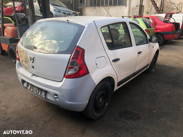 Dezmembrez Dacia Sandero 1.2 benzina alb 2010 - 4