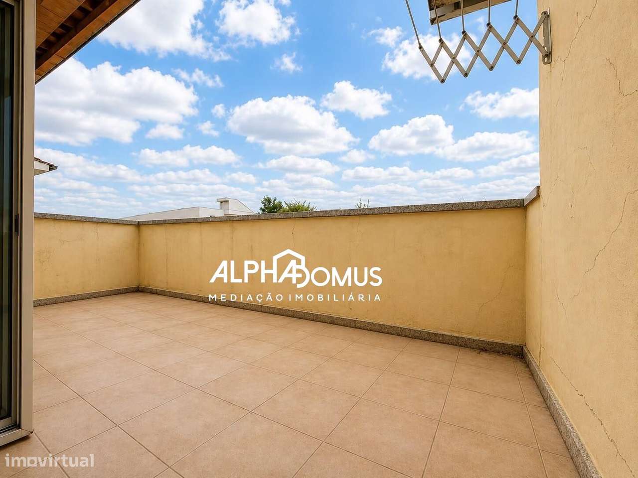Moradia T4 com Suite, Sotão, Garagem e Espaço Exterior em Valença-13