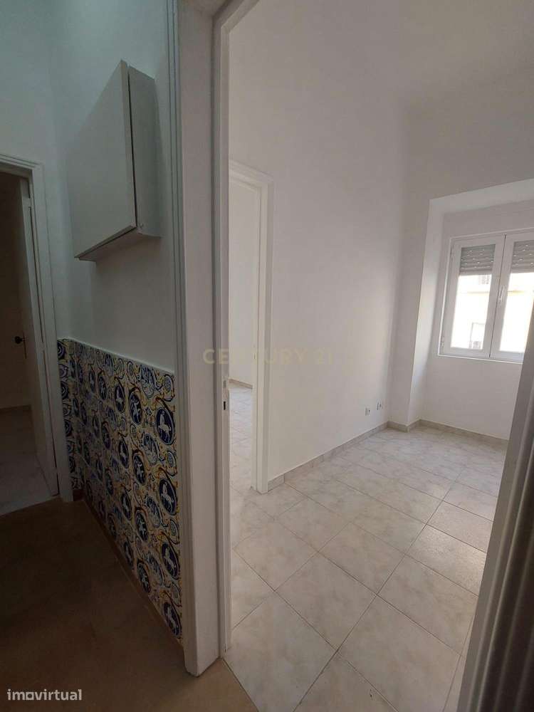 Arrendamento | T2 Bem Conservado | Campo de Ourique – R/C com Pequeno - Grande imagem: 2/18