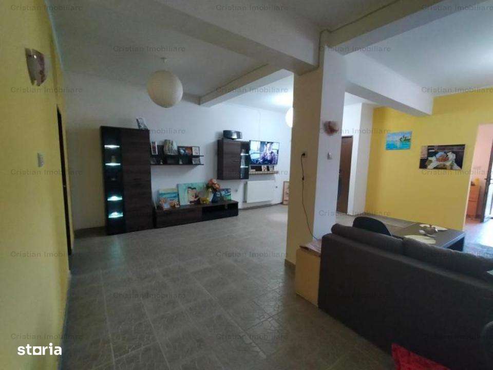 Vila P+1 +M 4 camere  construita din caramida zona Islaz - Imagine principală: 4/9