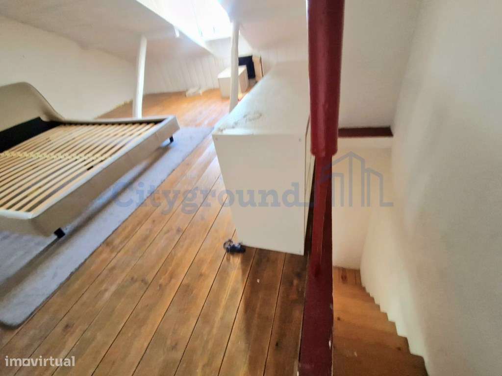 Apartamento T2 Duplex no Príncipe Real para reabilitar a seu gosto-10