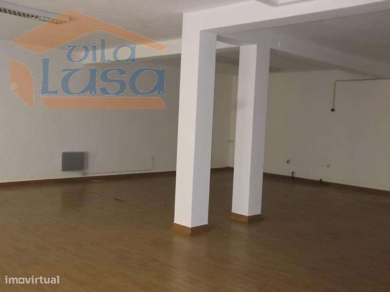Loja em rés-do-chão com 170m2 no centro de Abraveses.Para visitar o... - Grande imagem: 5/15