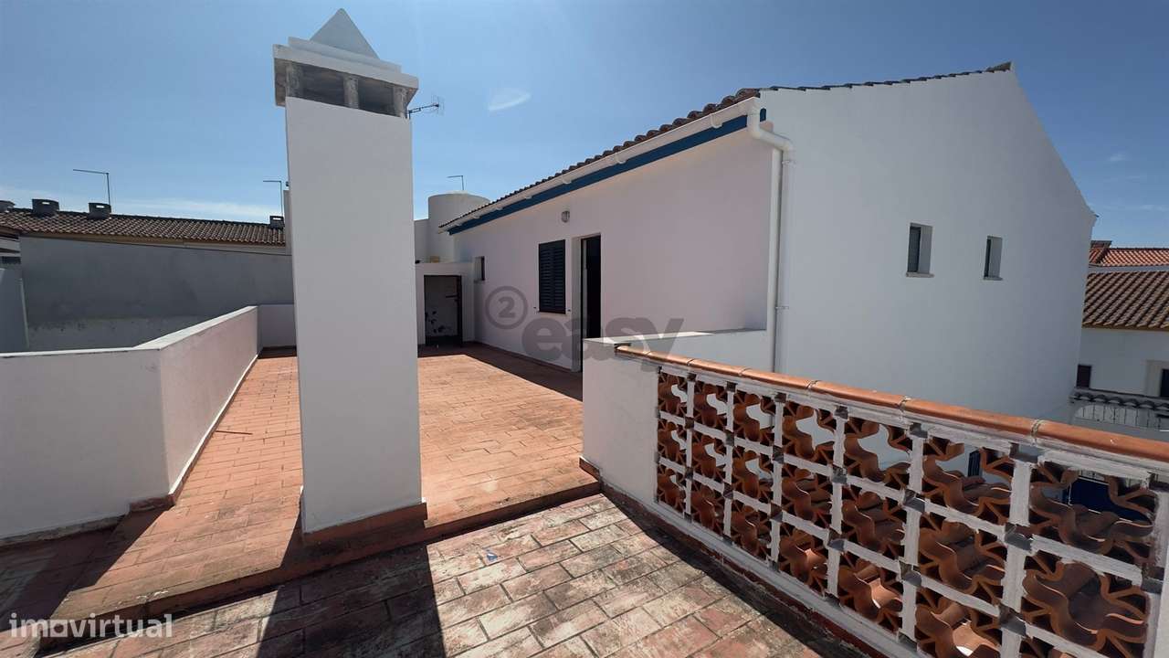 Moradia R/C e 1º andar, T2 com Comércio + Logradouro, Garagem e Terraç - Grande imagem: 5/5