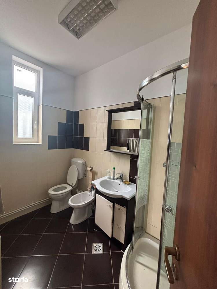 Inchiriere spatii comerciale, zona cu vad bun si vizibilitate in 7 Noi - Imagine principală: 3/6