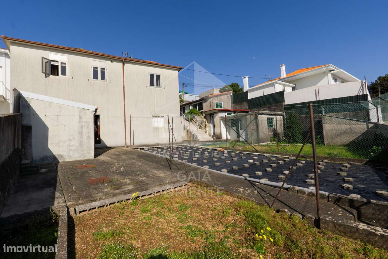 Moradia T3 com quintal em Sandim-23