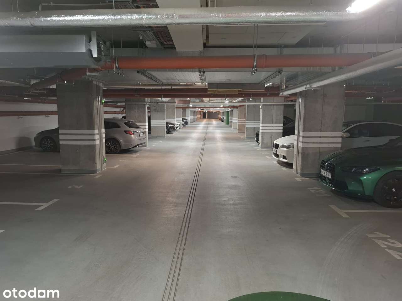 Parking podziemny w nowym budynku