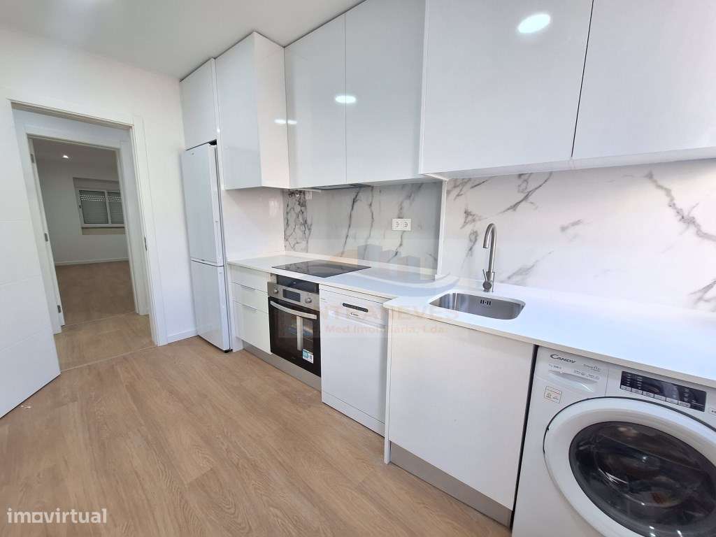 T2 com terraço, remodelação total, edifício e fracções como novos. - Grande imagem: 2/14