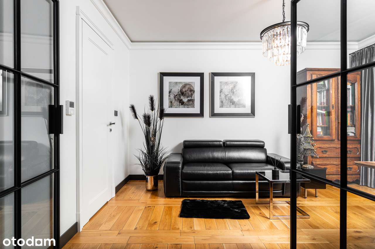 Apartament, który nie próbuje się podobać. On po prostu robi wrażenie.-8