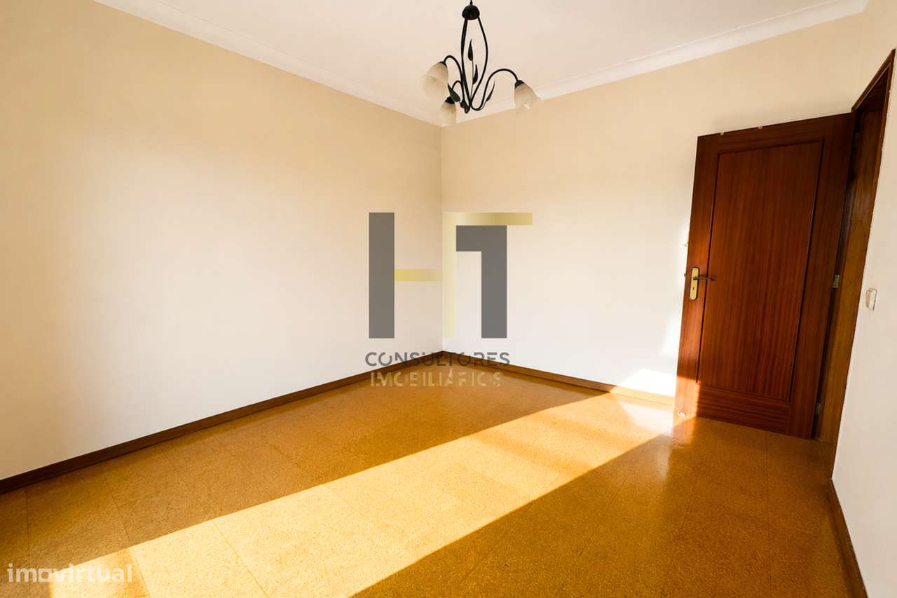 Apartamento T3 com Garagem e Duas Varandas a 5 Minutos do Metro e do I-9