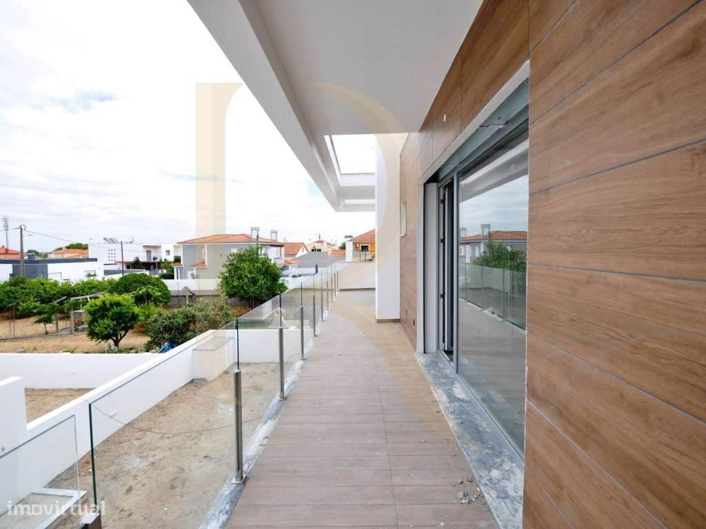 Moradia isolada nova T4+1 com piscina e garagem em Brejos de Azeitão-23