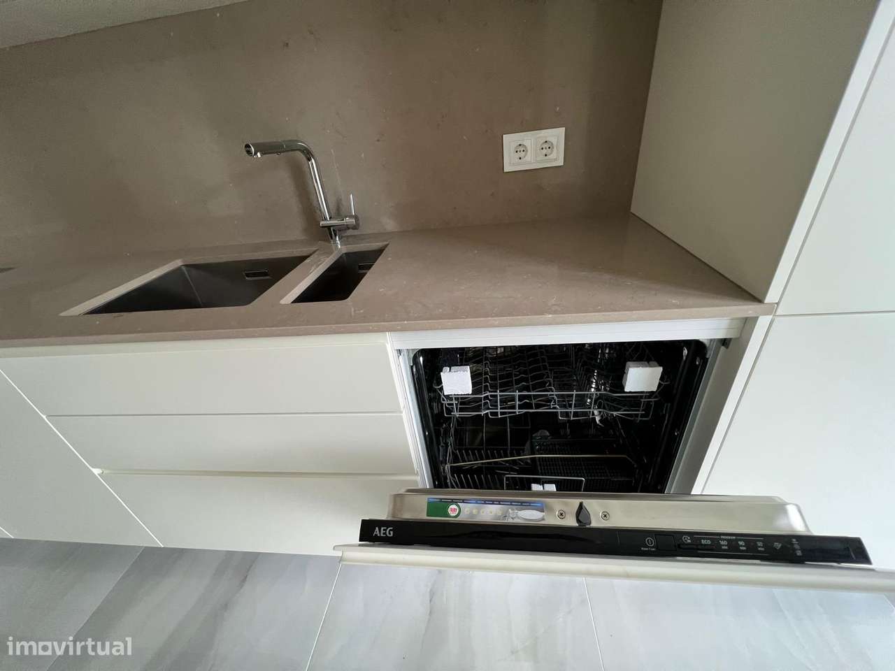 T 3 Novo V. N. Gaia  Av . República  Metro João de Deus Pronto Habitar-20