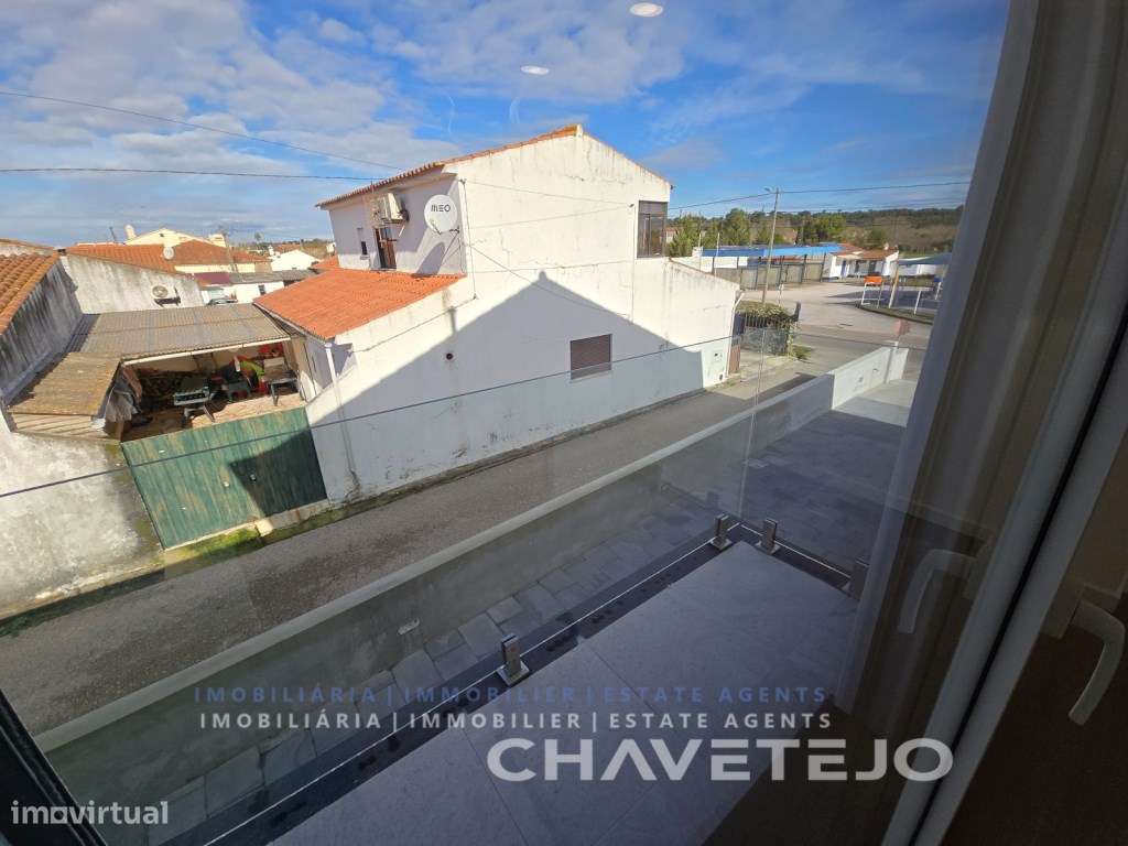 Moradia T4 Moderna c/ Garagem, estilo e Conforto a um Passo de Tomar-32