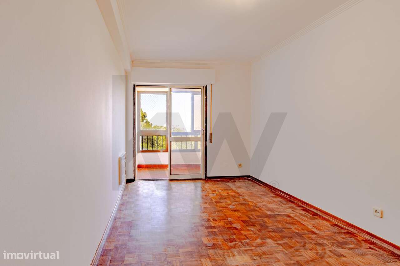 Apartamento T2 com Garagem Box e Vista Mar | Buzano – Parede-11