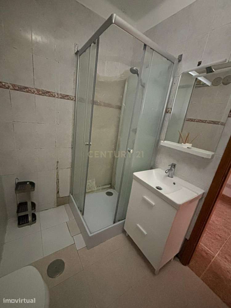 Apartamento T2 com Luz Natural e Localização Tranquila-7