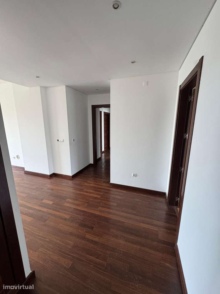 T4 com varanda, garagem e acessibilidade, 195m²-7