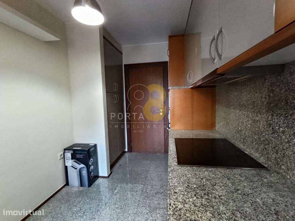 Apartamento T2 com varanda, lugar de garagem e arrumo, no Campo Alegre - Grande imagem: 5/21