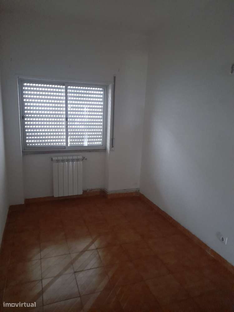 T2 com cozinha separada e gás natural no Barreiro-13