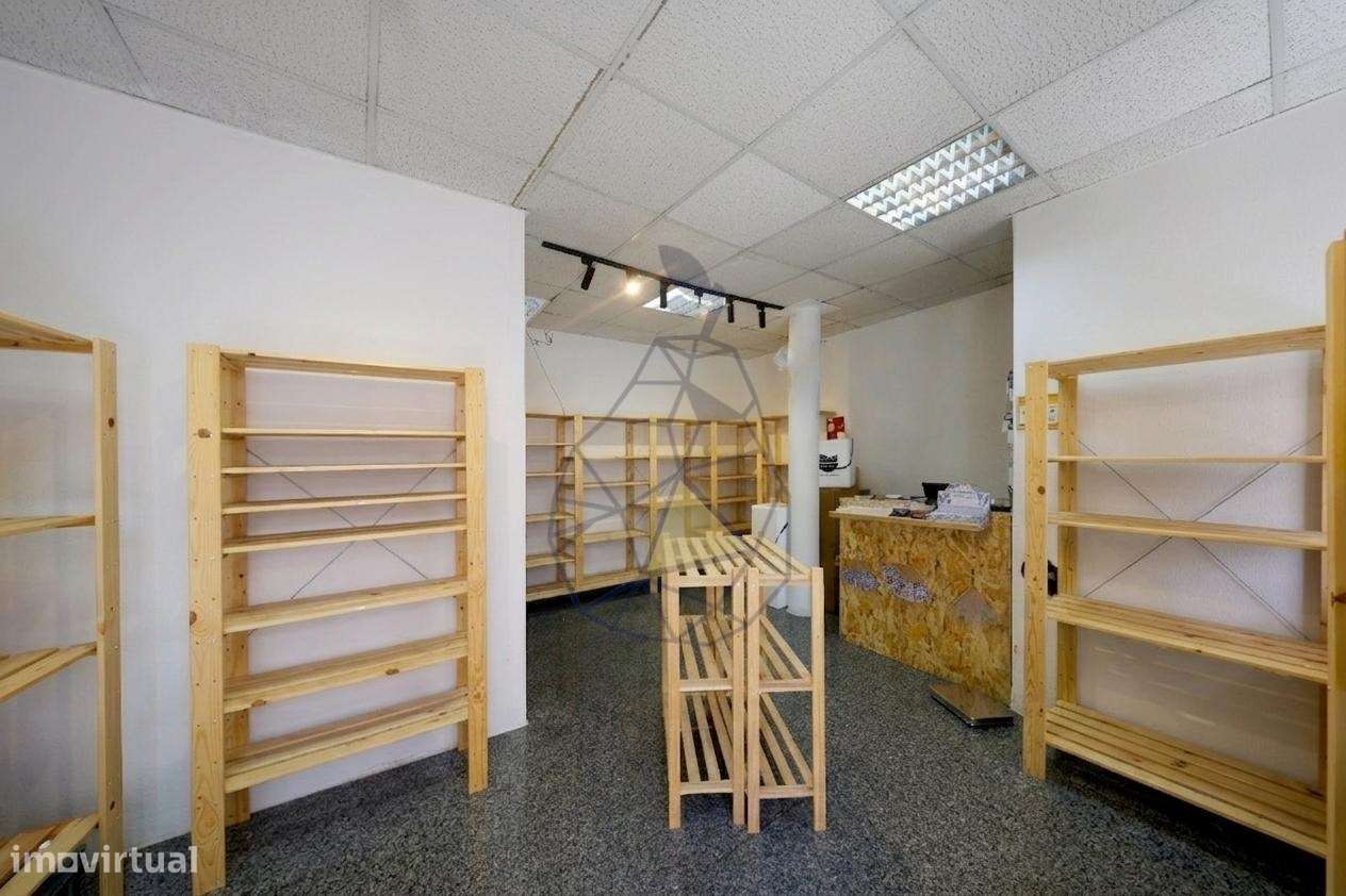 Edifício com Loja e Habitação, Charme, Investimento e Rendimento  no C-28