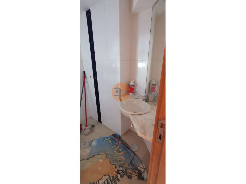 Moradia totalmente renovada numa zona calma onde predomina a habita...-40