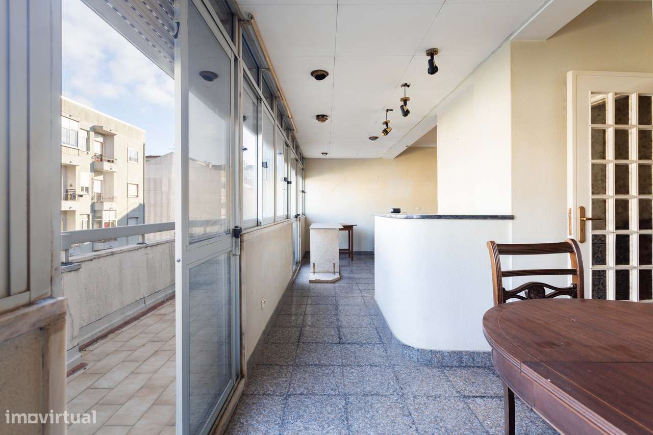 Apartamento T2 na Amadora: Potencial Único com Sótão e Varanda Solaren-21