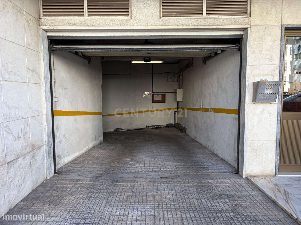 Box fechada com 21m² na Av. do Brasil, Amadora — eletricidade e potenc - Grande imagem: 5/7