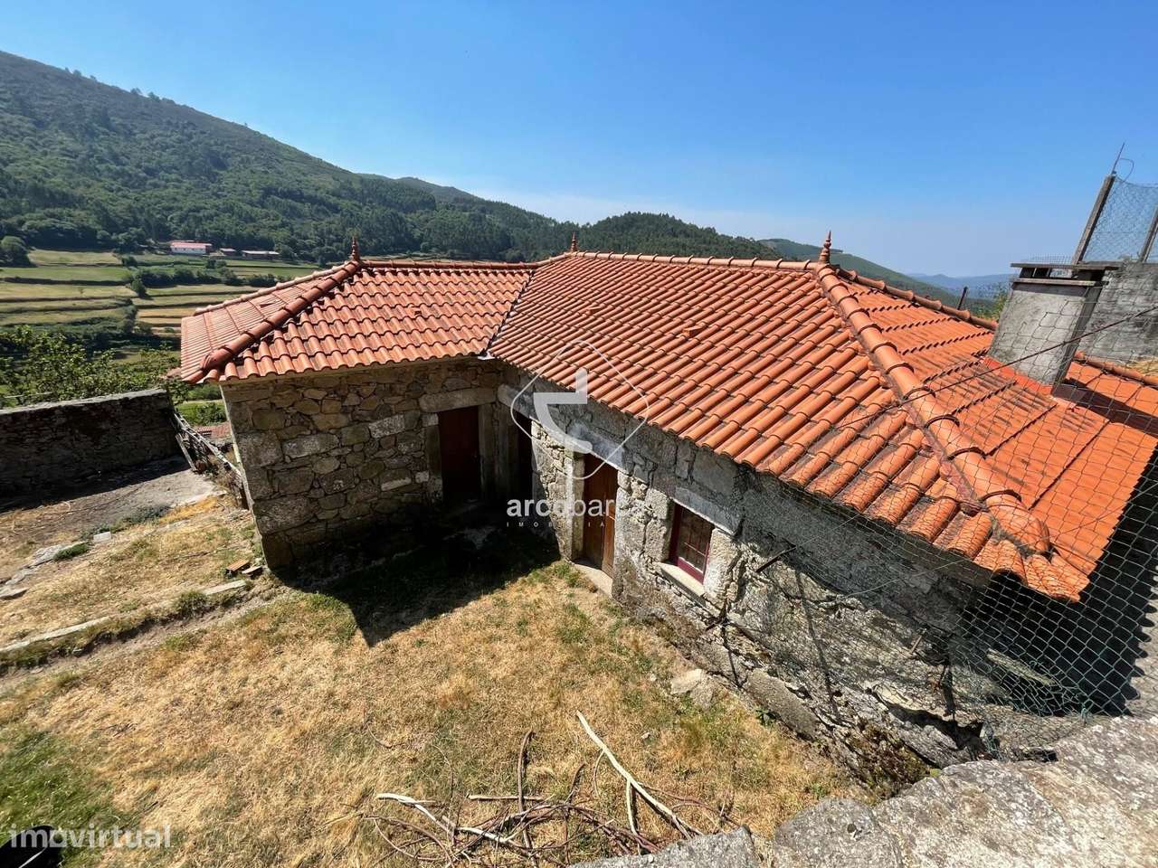 Propriedade com moradia recuperar, 4.700m2 de terreno, vistas excelent-1