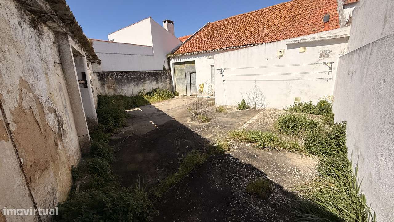 Moradia Térrea T4 no Cartaxo com Potencial de Duas Habitações-24