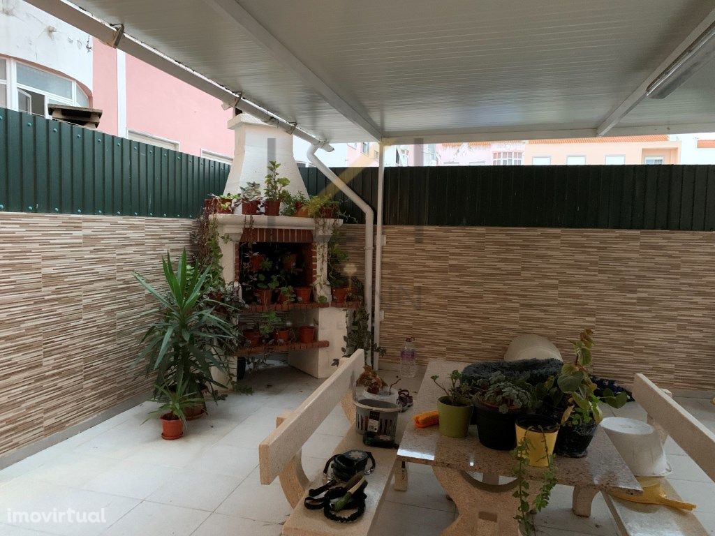 Apartamento T3 com terraço e garagem em Pinhal Novo