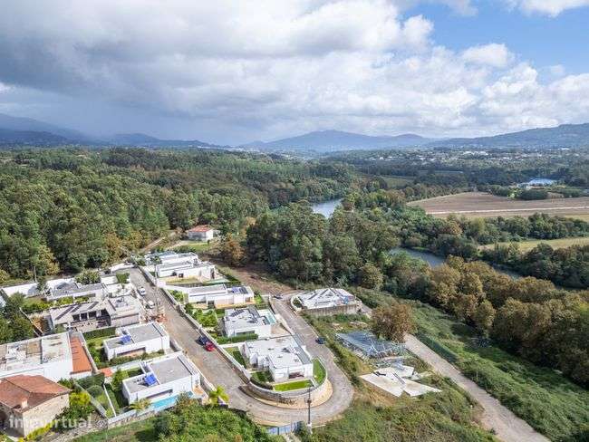 Exclusiva Moradia Individual Moderna e Luxuosa-42