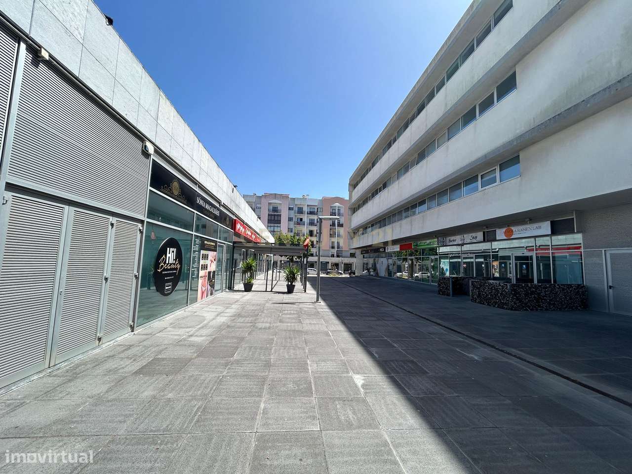 Espaço comercial à venda na zona nobre de Almada-5