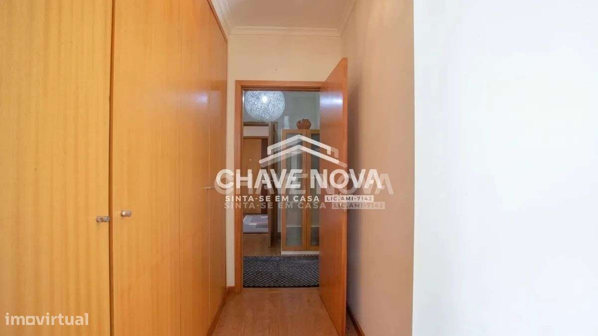 Apartamento T2, em Pedroso, com duas varandas, garagem e arrumos-34