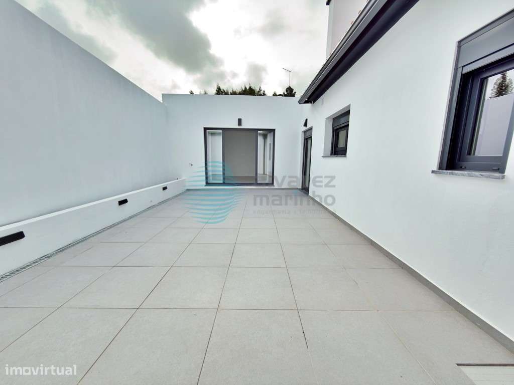 Moradia T3, com espaço exterior e anexo-18