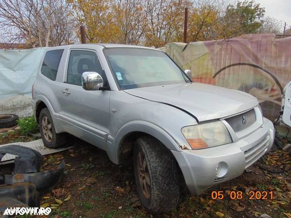 Far Dreapta mitsubishi Pajero 2004 SUV Argintiu - 1