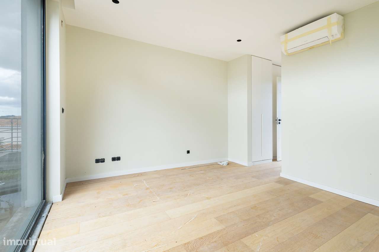 Moradia Isolada Remodelada com Piscina, 4 Quartos e Garagem para 3 Car-14