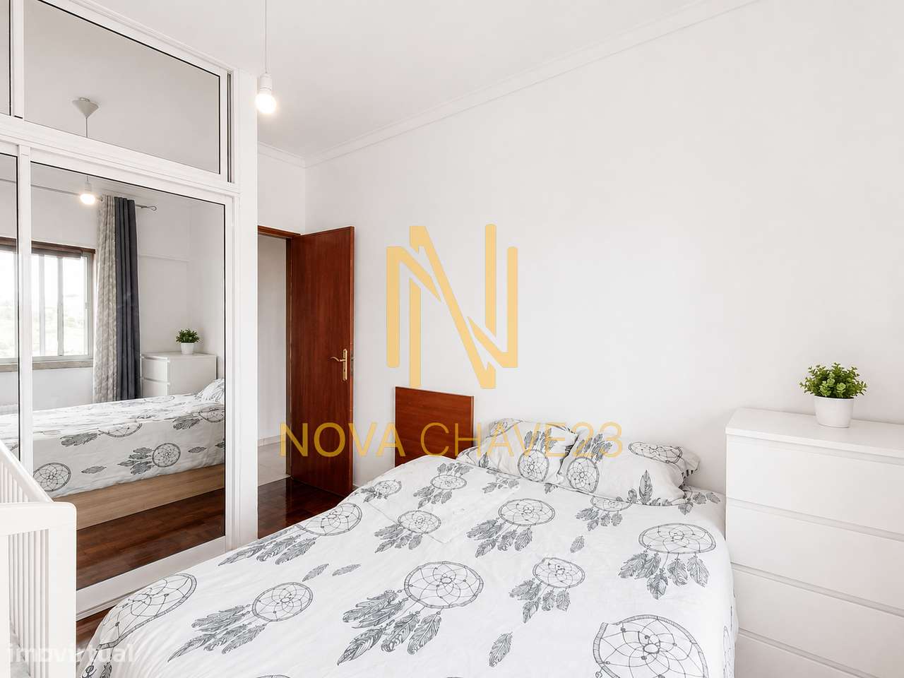 Apartamento T2 na Av. Bons Amigos | 9.º Andar | Varandas Fechadas-11