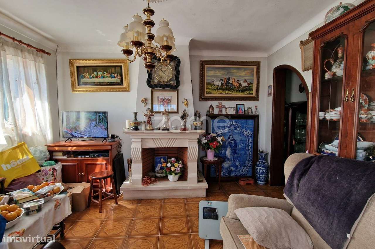 Moradia com terreno e anexos-10