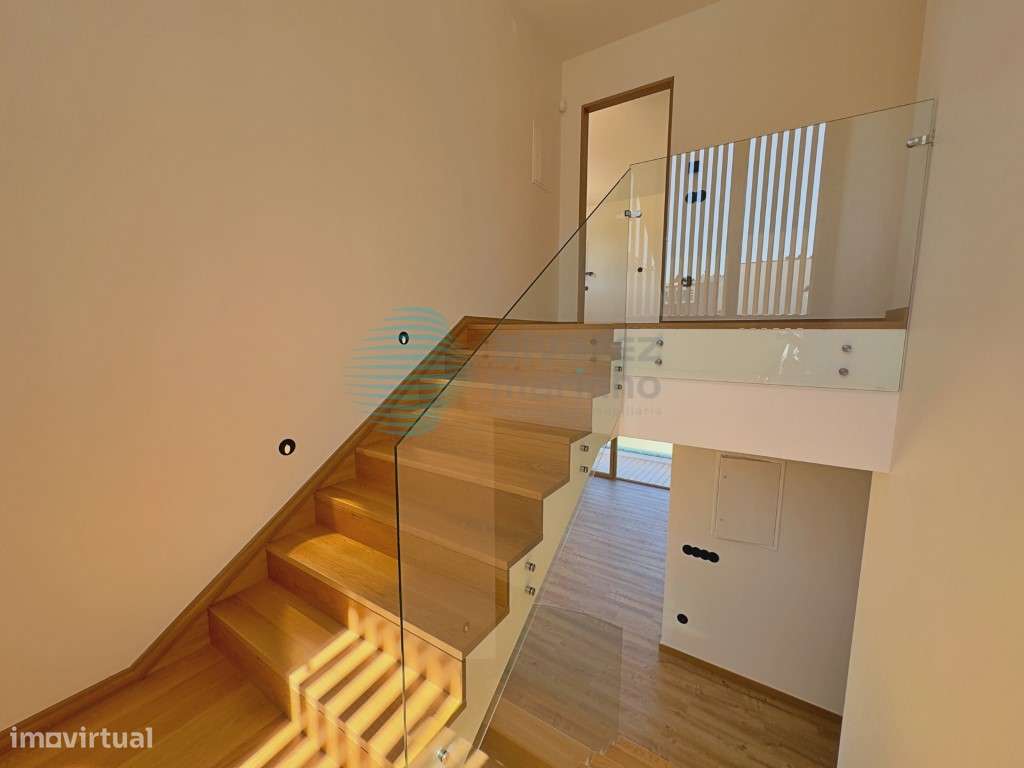Moradia T4 Independente de Design Contemporâneo com Piscina e Garagem-11
