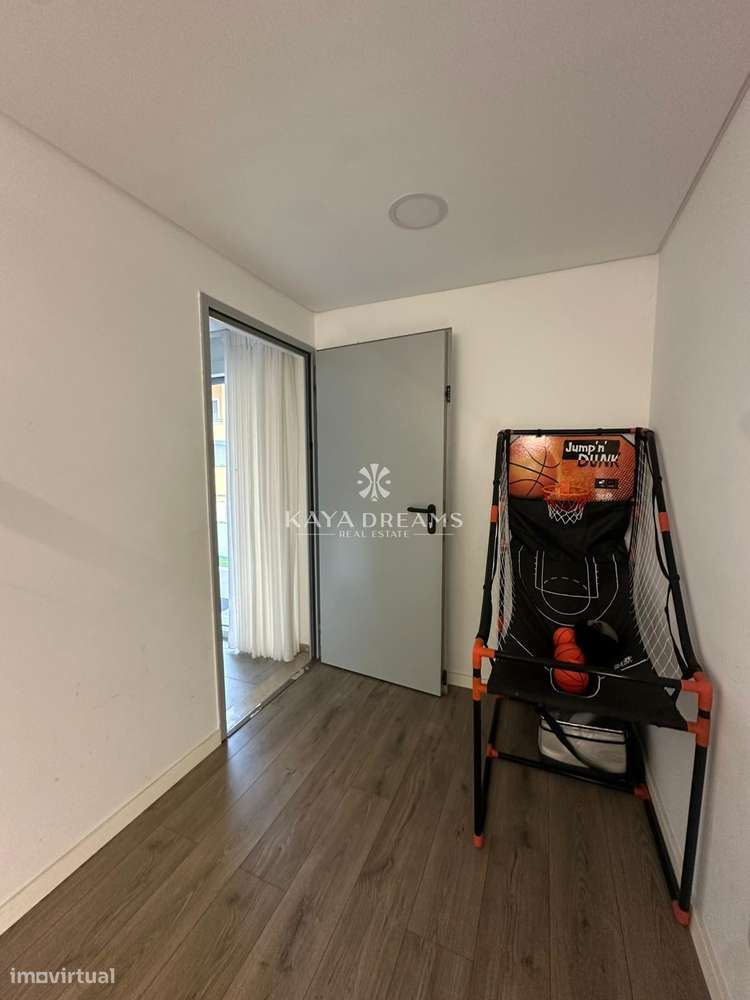 Moradia Semi Nova T4 de Luxo em Famões, a um Passo de Lisboa-27