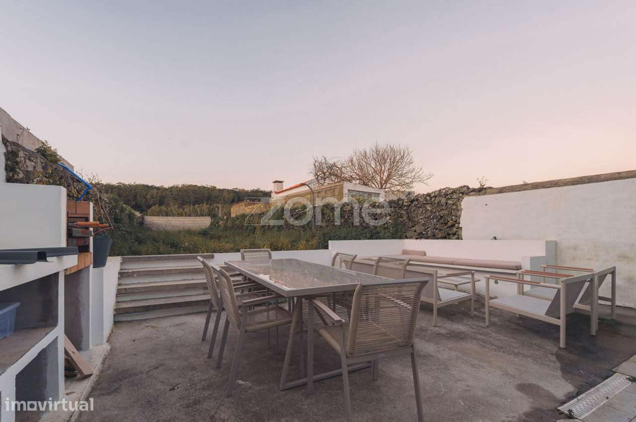 Moradia T2+1 Renovada a 100m do Mar – São Roque-32